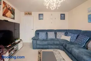 Hemsworth Homestay with Double Bedroom and Private Bathroom - Image 2