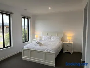 Living Waters Retreat - Kalkallo - Luxury Holiday Home With Free EV Dock!! - Image 3