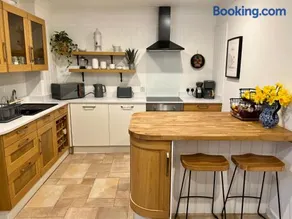 Hollyhocks Holiday Home- 2 bedroomed ground floor apartment sleeps 5 - Image 2