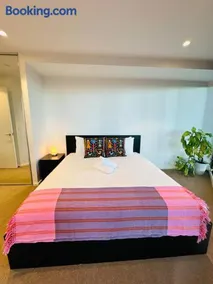 LvL 40 Skyline 2BR Balcony Epic Melbourne Views Free Parking - Image 5