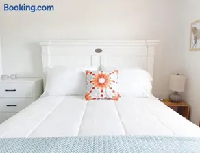 Trendy Ivy 2-bedroom Near Hospital & College - Image 3