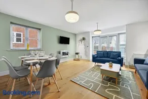 NEC Birmingham Airport Modern Village Retreat, Sleeps 7, Free Parking - Image 2
