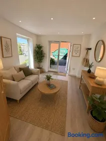 The Loft House | Modern Woodbridge Retreat - Image 1