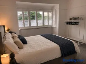 House Sleeps 9 with Parking and Garden - Image 3