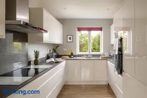 Lewes Heights is a spacious modern luxury home with stunning views - Image 2