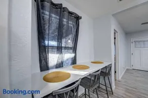 Modern Home-Downtown-3 Bedroom- King Bed - Image 4