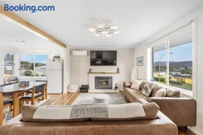 Modern Coastal Escape in Triabunna - Image 4