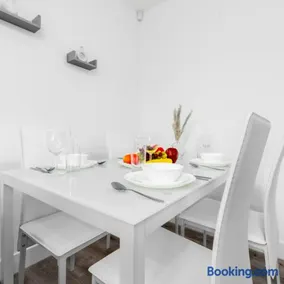 Modern Two Bedroom Apartment - Parking & Balcony - Netflix 6MC - Image 3