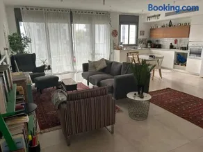 Elegant 4-Bedroom Apartment In Herzliya - Image 1