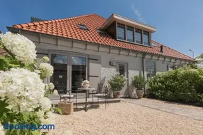 Chez Lindy Country Guesthouse - Image 1