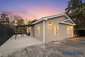 Two Dulles homes 1 price sleeps 16 w/EV parking - Image 3