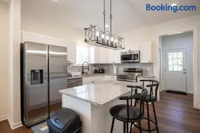4 Min to Downtown - En-Suite Bath - Washer and Dryer - Image 1
