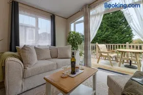 Lake View Holiday Home - Fishing Lakes, Heated Outdoor Swimming Pool 500yrds on Sister Park , Pool Open May to September - Image 4
