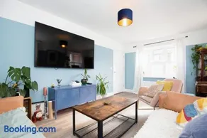 Sleeps 8, off-road parking for 3 cars, pet friendly, welcome hamper - Image 5