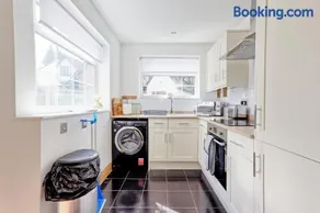 Quirky 2-Bed Brentwood Home Near High St & Station - With Parking - Image 2