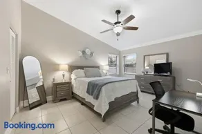 Villa 10 mins to WEF - Fenced Yard - Pet Friendly - Image 1