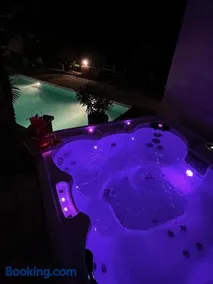 Chambre au calme avec spa privatif gratuit sud aveyron les palmiers des causses - Image 1