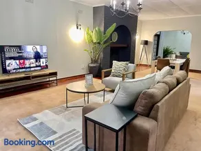Cozy 3 Bedroom House with unique bathrooms - 2084 - Image 1