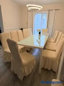 4 bedrooms 5 beds Free Parking Private entry - Image 5