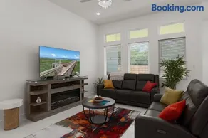 2023 Modern 3BR Fast WiFi Workspace Pet-friendly Garage Yard - Image 2