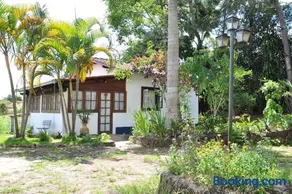 Casa COMPLETA, 2 quartos, Estacionamento GRATUITO, WIFI 300MB, frigobar, microondas, fogão e jardim - Image 2