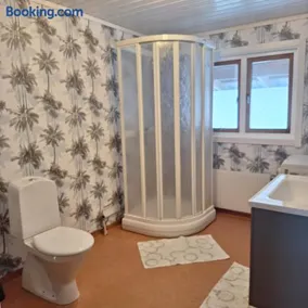 Hus på landet nära sjö - Image 2