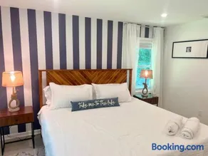 Blue House, King Bed, Grill, Pool Table, Air Hockey, Ping Pong - Image 2