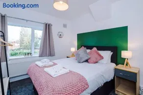 Charming and Modern 3BR Home Steps Away From City Center - Image 4