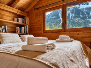 Chalet Spacieux à Chamonix pour 9 – Vue Panoramique Mont-Blanc, Jacuzzi, Jardin & Parking - Image 2