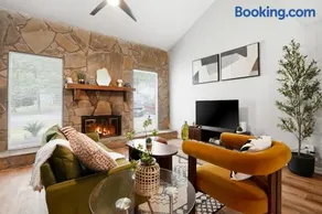 Heritage Haus - Stylish 2BR w Deck Near Marietta Square, Dogs OK - Image 1