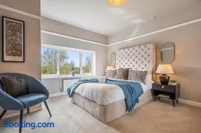 Van Parking 4 Double Bedrooms Walsall- Bloxwich-Wolverhampton WS1 Between J7 J9 M6 - Excellent Equipped Home -Wednesbury Darlaston NR Great Barr Sutton Coldfield Perry Barr Birmingham by Samina, Arz Stays - Image 1
