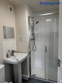 Bierton & Aylesbury Room - King Ensuite & free parking - 60 Coronet Road - Image 4