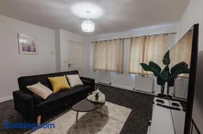 Spacious Peterborough PE1 3BR House For Short & Long Stay With Free Parking, WiFi & Garden, Contractors & Family Friendly - Image 4