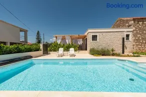 Apartment Varos with shared pool - Image 2