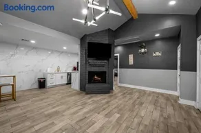 Spacious Galleria Apartment with Free Park - Image 1