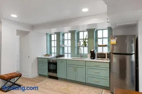 Unique & Charming 1 Bedroom One Block to King St - Image 4