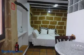 No.5B - Lovely Studio Apt with A/C in the centre of the old town - Image 1