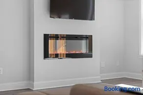 Luxury 2 bedrooms, 2.5 baths - Image 2