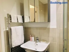 Deluxe Double Bedroom in Wokingham - Image 5