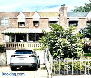 LGA 5 mins, 3 Bedrooms Duplex Private House with Backyard ! - Image 1
