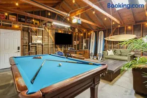 Surfers Dreams - 5min Drive to Beach with PoolTable - Image 4