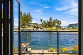 Luxury Waterfront Home walk to Downtown Gig Harbor - Image 2
