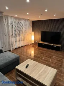 5 Zimmer Haus mit Whirlpool, Grillhütte und privatem Garten, Perfekt für Gruppen oder Familien - Image 2