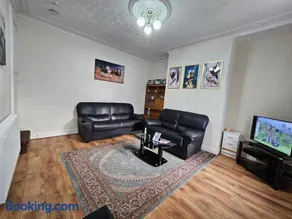 Spacious two bedroom house, parking and WiFi - Image 3