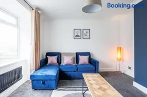 Enjoy 4 BR house perfect for family friends & work - Image 3