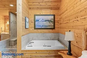 Romantic Cabin w Rain Shower & Spa Tub - Image 4