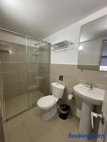 HS-T Habitacion Triple con wifi, piscina y aire acondicionado - Image 4