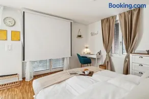 ReMo I Business I Family Apartment I 1-4 Personen - Aare Blick, nahe Altstadt I Beamer - 99" Leinwand I Terrassen Lounge und Parkplatz - Image 5