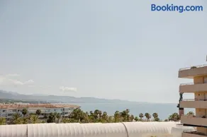Apartment in the heart of Puerto Banús, with private parking space and communal pool, paddle tennis court and gym - Image 3