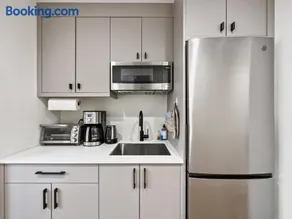 Modern apartment near light rail - Image 2